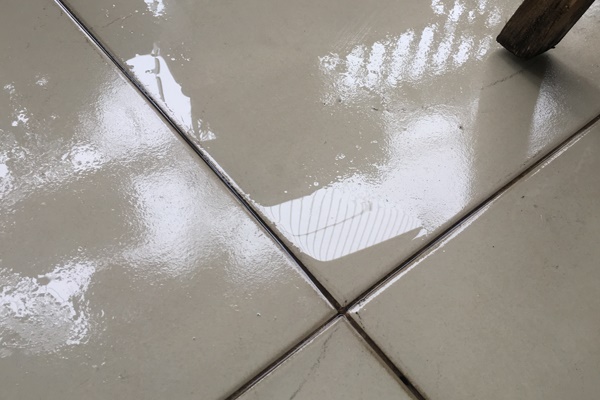 Quần áo trắng bị mốc li ti giặt xà phòng không sạch, đem ngâm với thứ này trắng tinh như mới-3