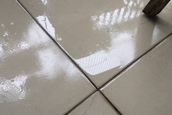 Nhà nồm ẩm, chảy nước đừng bật quạt hay mở toang cửa, làm theo cách này nhà khô ngay trong 15 phút