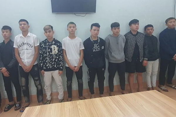 Nữ sinh bị đè xuống đất, tát liên tục vào mặt tại bãi đất trống-2