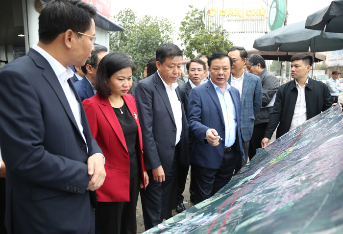 Bí thư Thành ủy Đinh Tiến Dũng kiểm tra tiến độ GPMB Dự án Vành đai 4-1