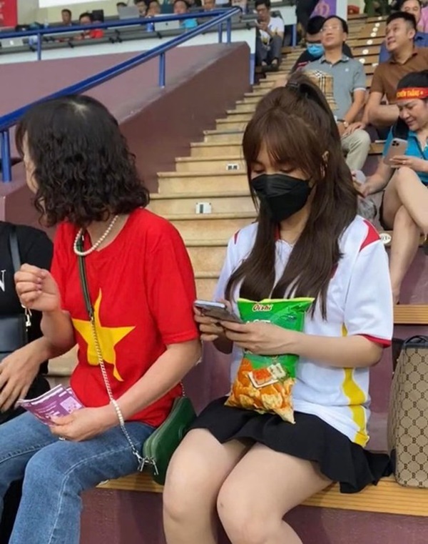 Nhan sắc bạn gái Hoàng Đức qua camera thường-6