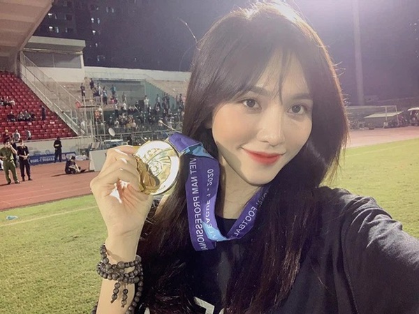 Nhan sắc bạn gái Hoàng Đức qua camera thường-7