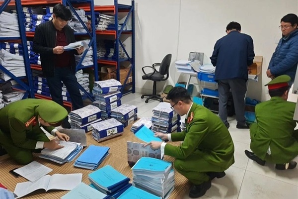 Công an Hải Dương khám xét khẩn cấp Trung tâm Đăng kiểm 34-05D-2