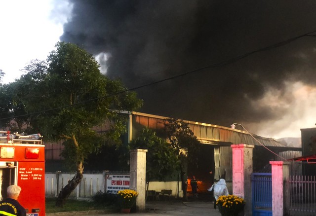Cháy lớn tại nhà máy bao bì ở Quảng Ngãi, thiệt hại khoảng 7 tỉ đồng-1