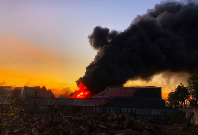 Cháy lớn tại nhà máy bao bì ở Quảng Ngãi, thiệt hại khoảng 7 tỉ đồng-2