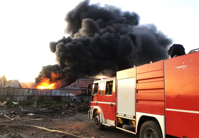Cháy lớn tại nhà máy bao bì ở Quảng Ngãi, thiệt hại khoảng 7 tỉ đồng-3