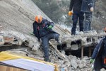 Cơn ác mộng sau thảm họa động đất Thổ Nhĩ Kỳ - Syria: Mở từng túi đựng thi thể tìm người thân, bãi đậu xe thành nhà xác-7