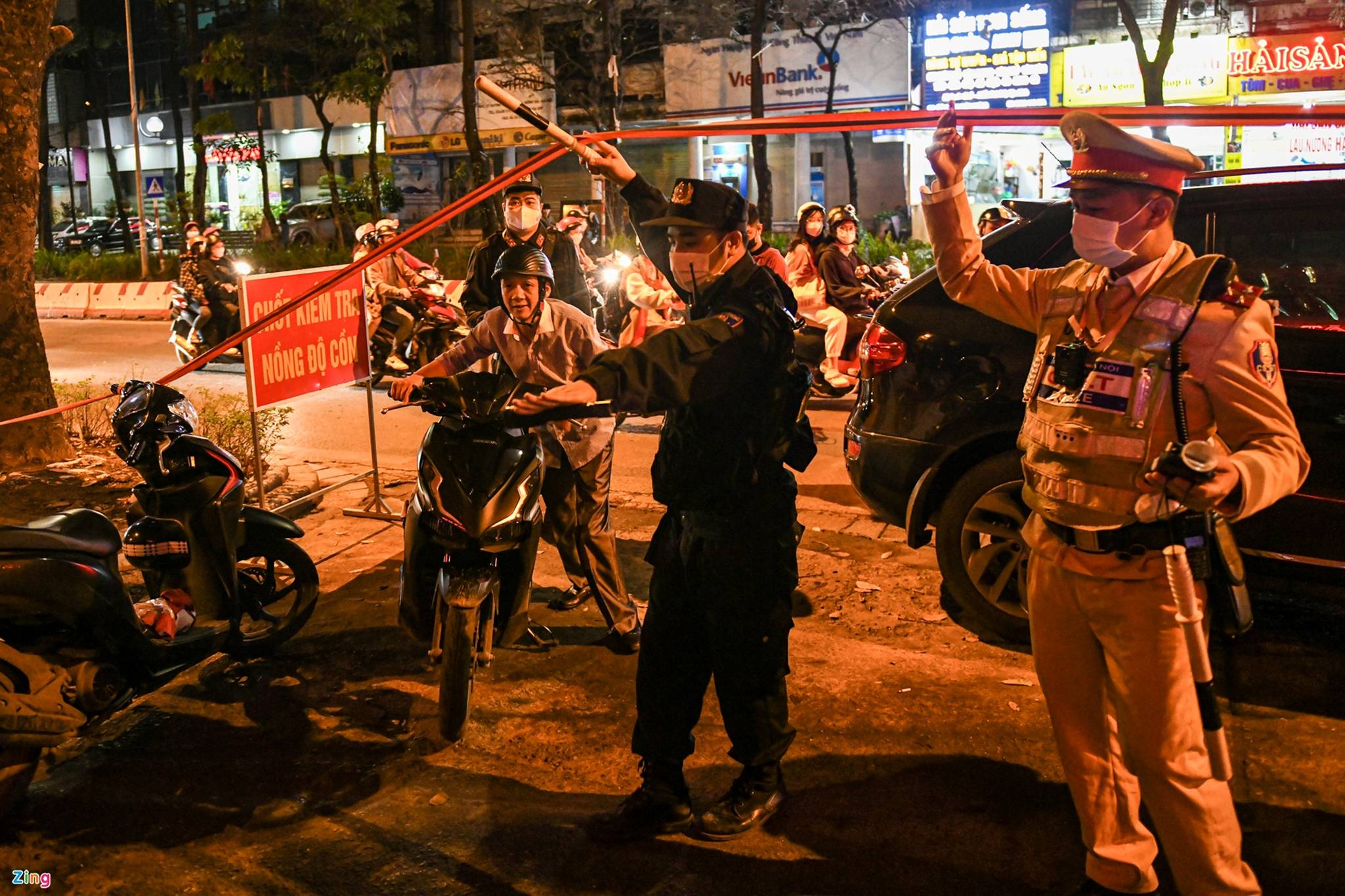 Uống một ly rượu, tài xế ôtô bị giữ bằng 10-12 tháng-1