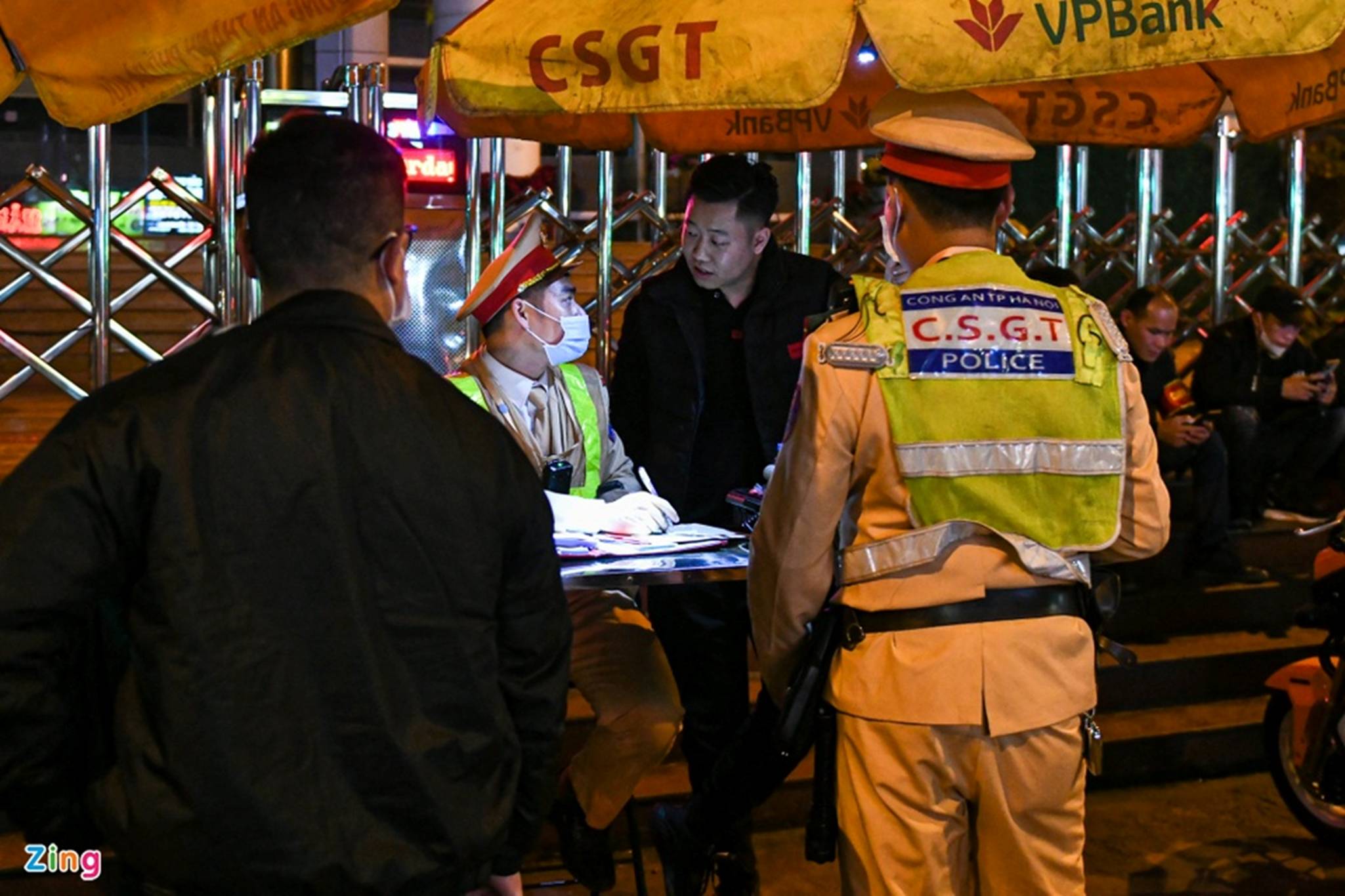 Uống một ly rượu, tài xế ôtô bị giữ bằng 10-12 tháng-5