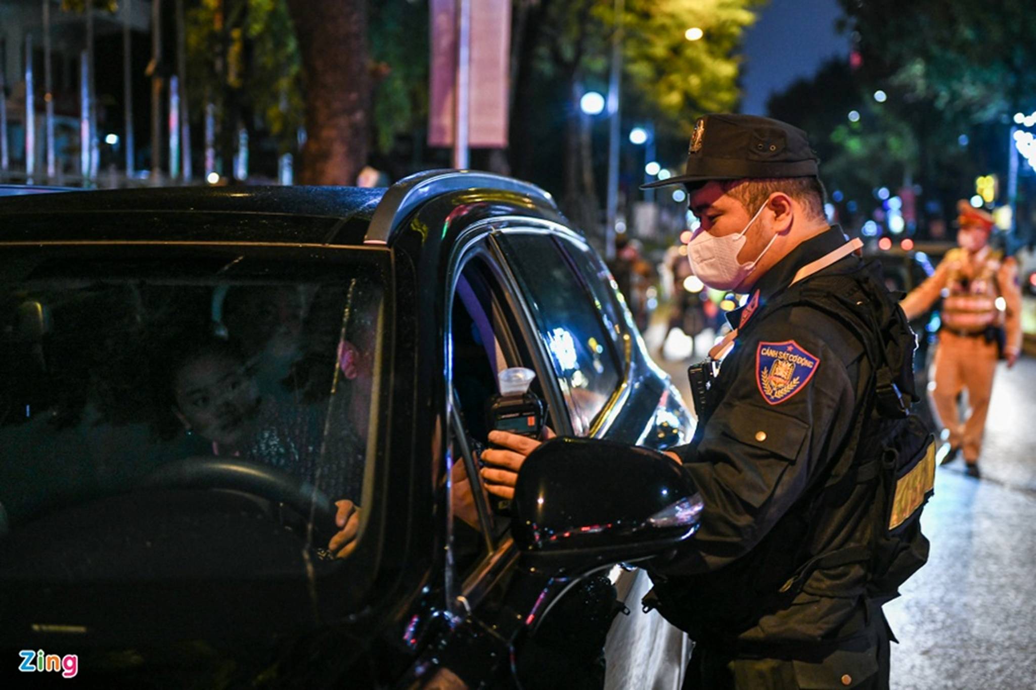 Uống một ly rượu, tài xế ôtô bị giữ bằng 10-12 tháng-2