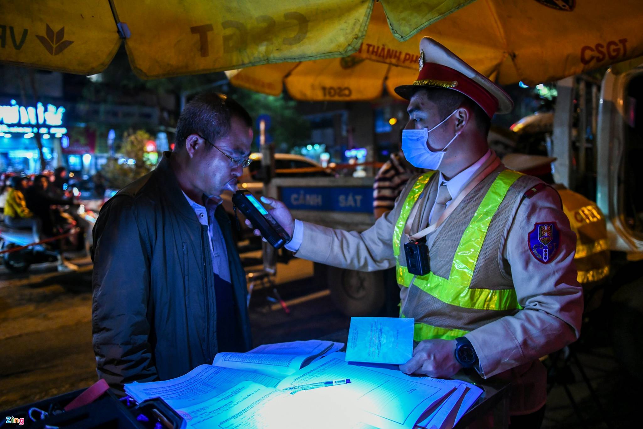 Uống một ly rượu, tài xế ôtô bị giữ bằng 10-12 tháng-4