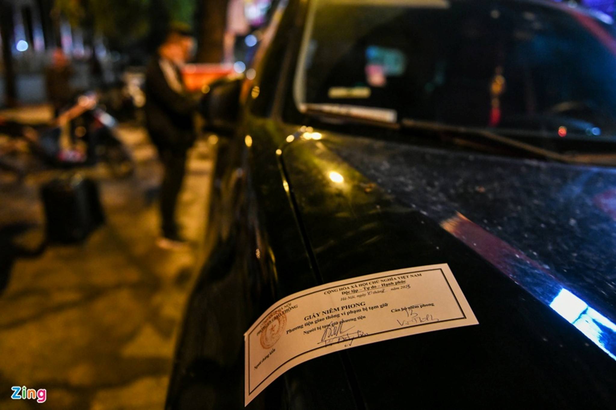 Uống một ly rượu, tài xế ôtô bị giữ bằng 10-12 tháng-7