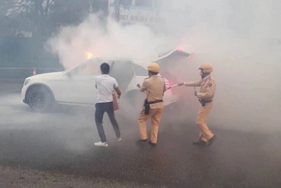 Hà Nội: Ô tô Mercedes đang đi bốc cháy ngùn ngụt