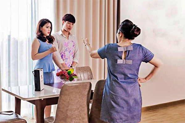 Bố mẹ bị thông gia xúc phạm vì tôi để chồng rửa bát, quét nhà-1