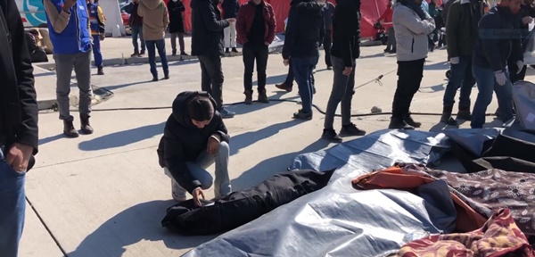 Cơn ác mộng sau thảm họa động đất Thổ Nhĩ Kỳ - Syria: Mở từng túi đựng thi thể tìm người thân, bãi đậu xe thành nhà xác-1