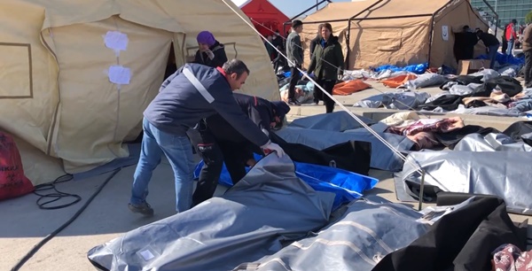 Cơn ác mộng sau thảm họa động đất Thổ Nhĩ Kỳ - Syria: Mở từng túi đựng thi thể tìm người thân, bãi đậu xe thành nhà xác-2