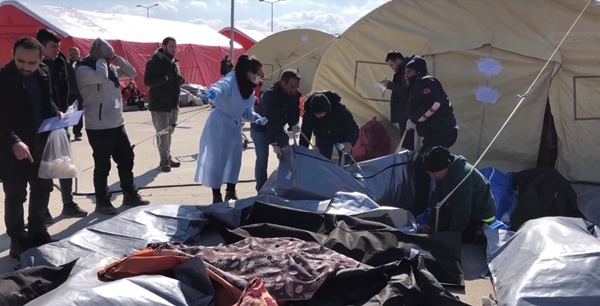 Cơn ác mộng sau thảm họa động đất Thổ Nhĩ Kỳ - Syria: Mở từng túi đựng thi thể tìm người thân, bãi đậu xe thành nhà xác-3