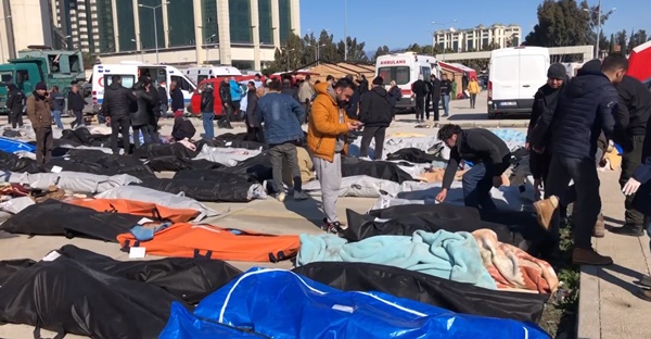 Cơn ác mộng sau thảm họa động đất Thổ Nhĩ Kỳ - Syria: Mở từng túi đựng thi thể tìm người thân, bãi đậu xe thành nhà xác-4