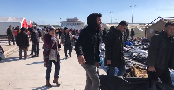 Cơn ác mộng sau thảm họa động đất Thổ Nhĩ Kỳ - Syria: Mở từng túi đựng thi thể tìm người thân, bãi đậu xe thành nhà xác-5