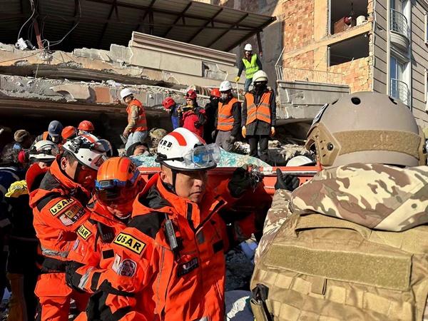 Cơn ác mộng sau thảm họa động đất Thổ Nhĩ Kỳ - Syria: Mở từng túi đựng thi thể tìm người thân, bãi đậu xe thành nhà xác-6