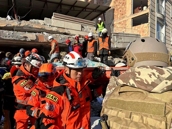 Cơn ác mộng sau thảm họa động đất Thổ Nhĩ Kỳ - Syria: Mở từng túi đựng thi thể tìm người thân, bãi đậu xe thành nhà xác-6