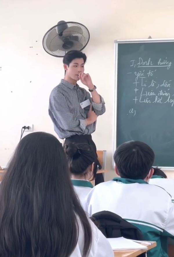 Danh tính khủng thầy giáo soái ca đang nổi đình đám trên MXH-2