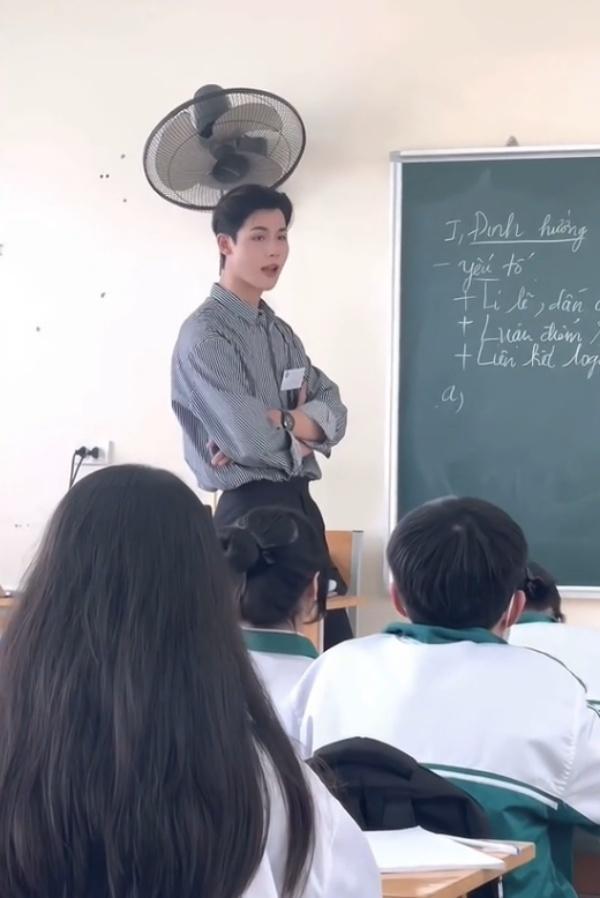 Danh tính khủng thầy giáo soái ca đang nổi đình đám trên MXH-3