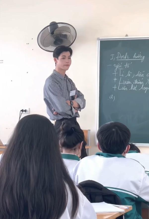 Danh tính khủng thầy giáo soái ca đang nổi đình đám trên MXH-4