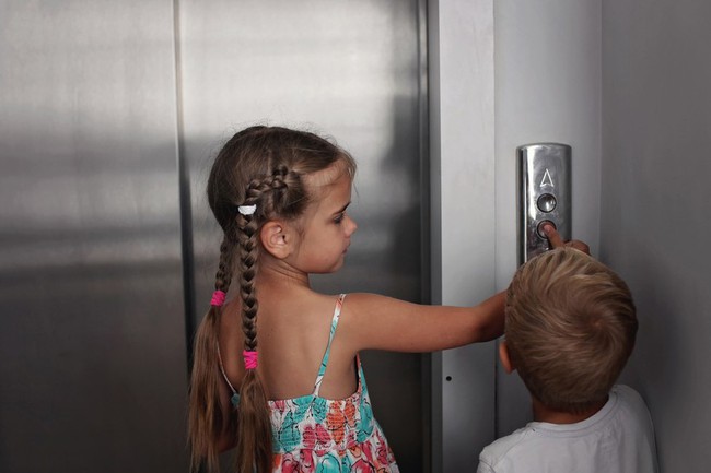 Mẹo sử dụng thang máy an toàn bố mẹ nên dạy con-1