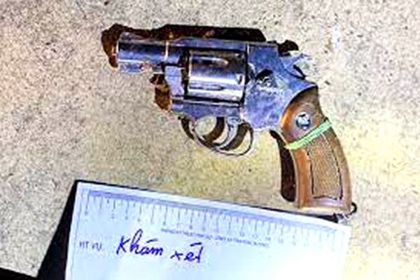 Làm ăn thua lỗ, nợ nần người đàn ông mua súng đi cướp ngân hàng-1