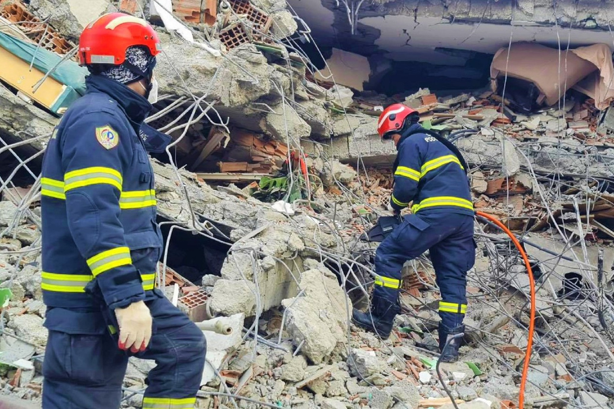 Cảnh sát cứu hộ Việt Nam cắt thép, lật bê tông tìm người bị vùi lấp tại Thổ Nhĩ Kỳ-2