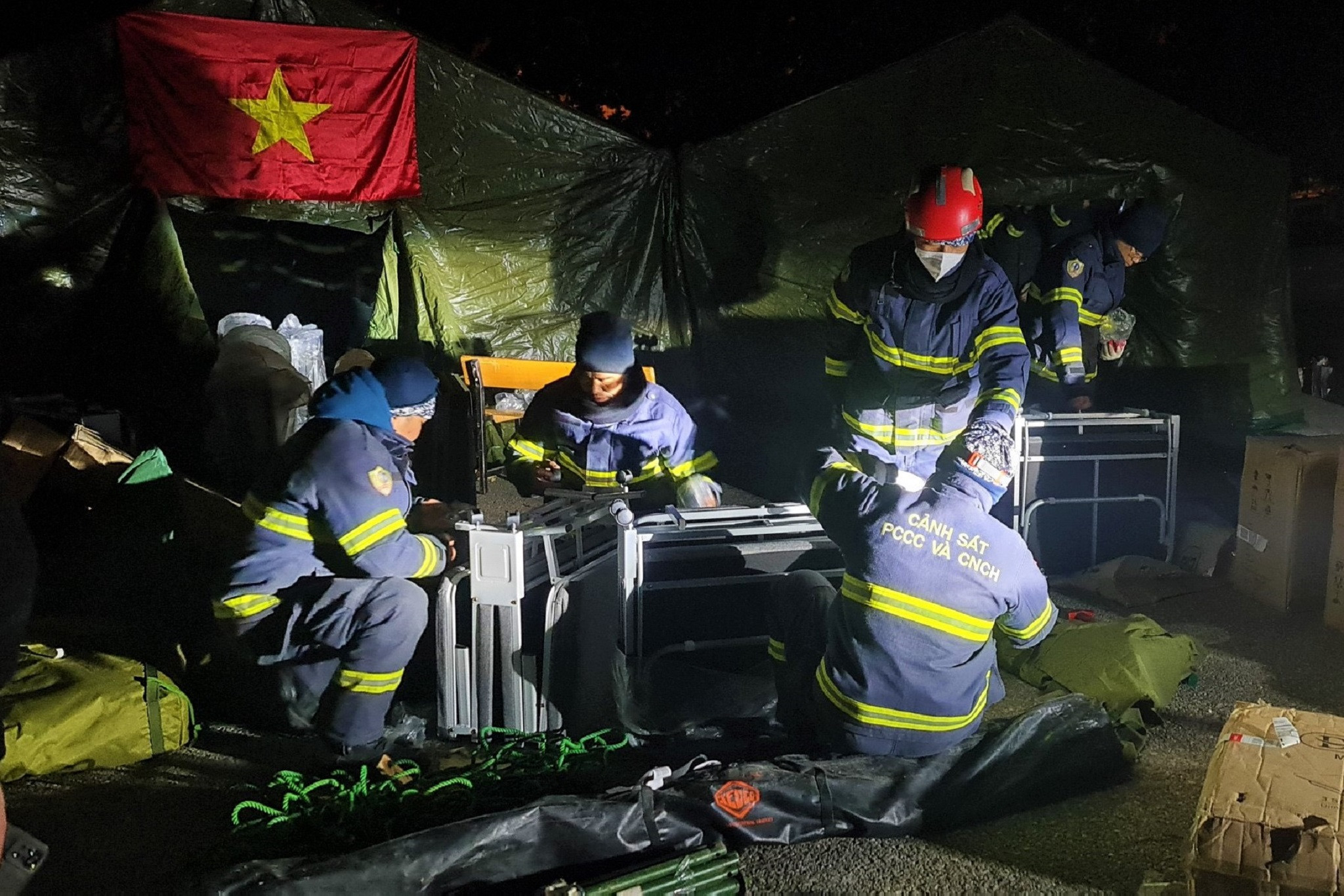 Cảnh sát cứu hộ Việt Nam cắt thép, lật bê tông tìm người bị vùi lấp tại Thổ Nhĩ Kỳ-5