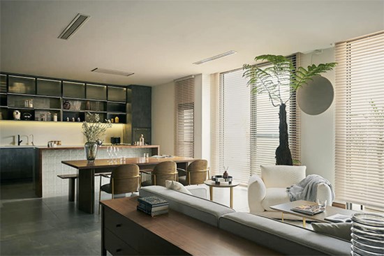 Ưu tiên mục đích sinh hoạt, nam chủ nhân dành hầu hết không gian sống cho bếp - ngủ - làm việc nhưng vẫn tinh tế và đẳng cấp