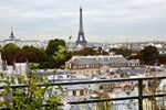 Tháp Eiffel bốc cháy ngay trước đêm Giáng sinh-2