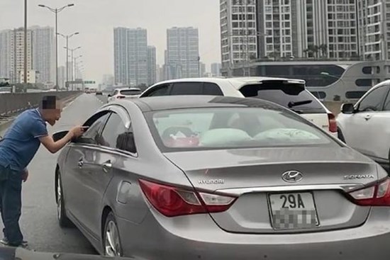 Tài xế ô tô Porsche chặn đầu, nhổ nước bọt vào xe khác ở Hà Nội