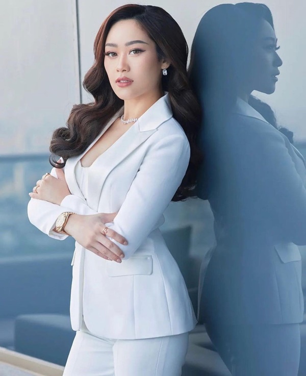 Gia thế của chủ mới Miss Universe Indonesia-2