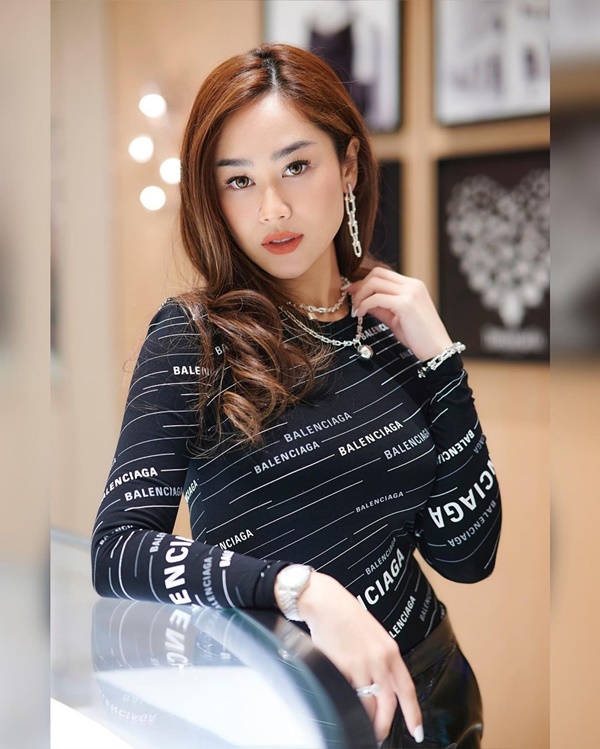 Gia thế của chủ mới Miss Universe Indonesia-4