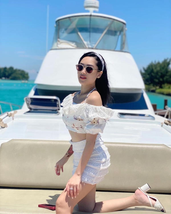 Gia thế của chủ mới Miss Universe Indonesia-6