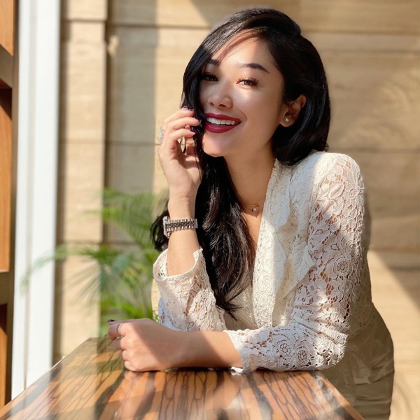 Gia thế của chủ mới Miss Universe Indonesia-8