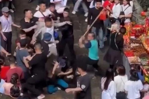 Bị nhắc nhở không chào hỏi, cháu vác dao rượt chém chú ruột-1