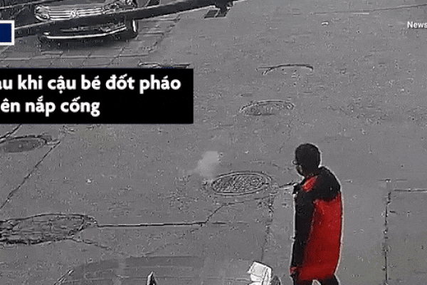 Bé trai Trung Quốc đốt pháo gây nổ nắp cống