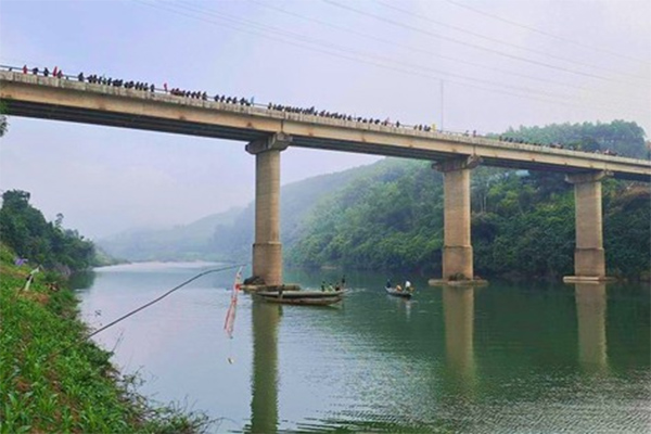 Clip: Đôi nam nữ áp sát giật dây chuyền một phụ nữ đứng trước cửa nhà-2