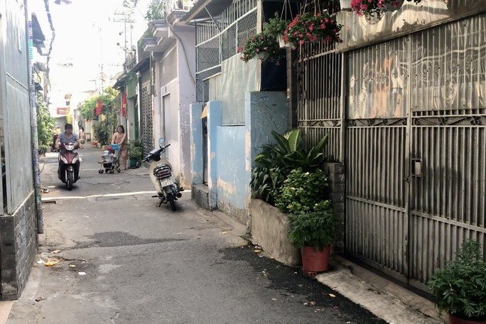 Clip: Đôi nam nữ áp sát giật dây chuyền một phụ nữ đứng trước cửa nhà-1