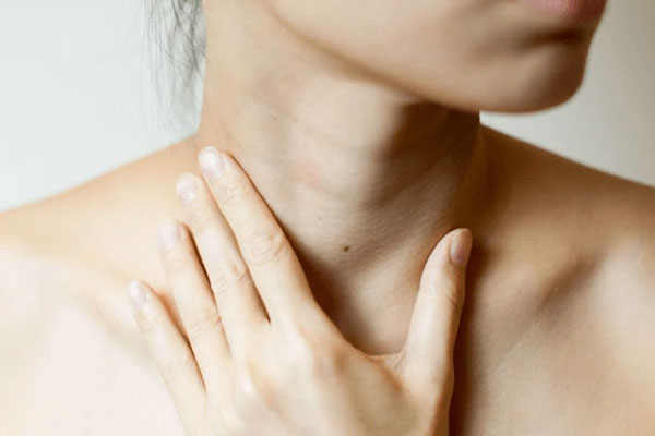 Bác sĩ cảnh báo có 3 tín hiệu lạ ở cổ coi chừng K tuyến giáp đang sinh sôi mà không biết-1