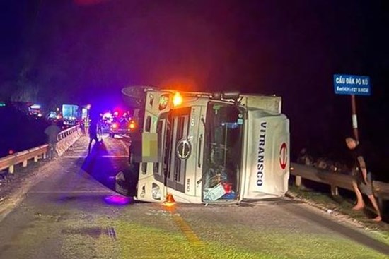 NÓNG: Xe tải lật, đè xe con, 2 người tử vong trong xe