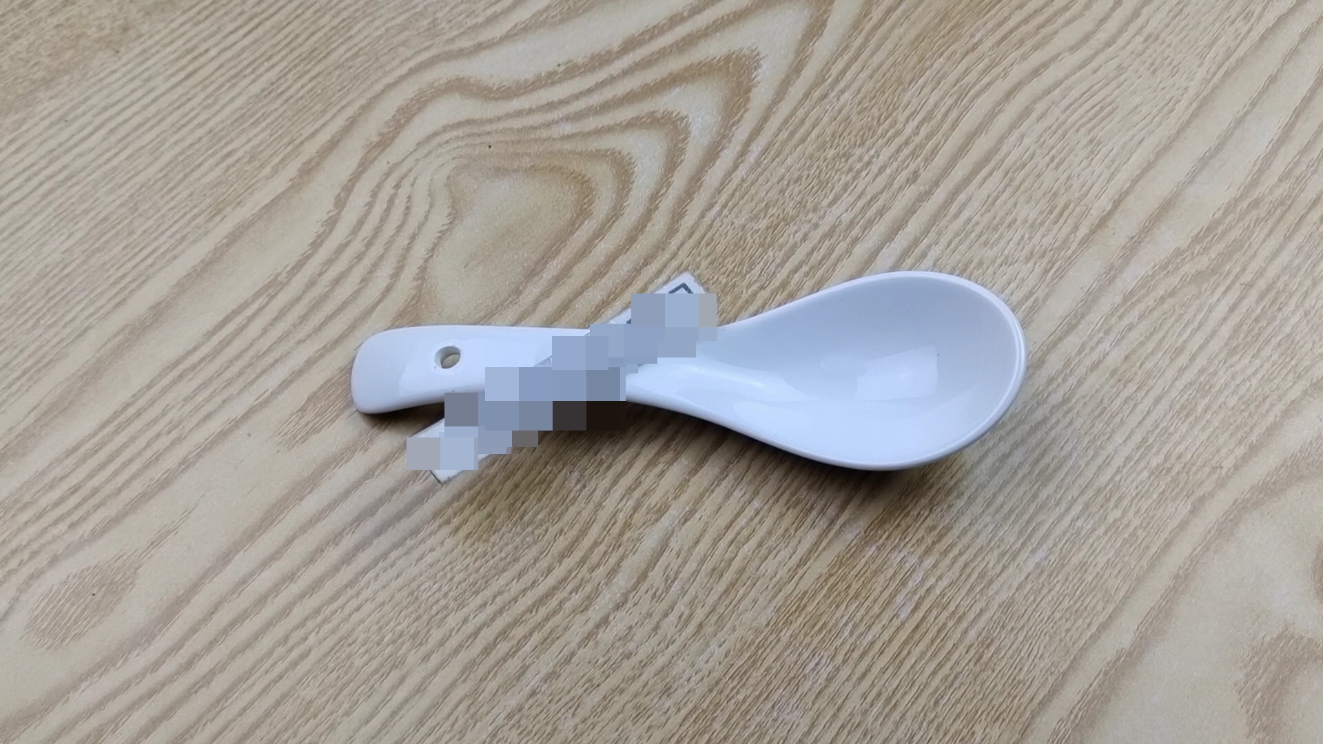 Tại sao lại có một lỗ nhỏ trên thìa sứ? Nhiều người dùng lâu nhưng chưa chắc đã biết-1