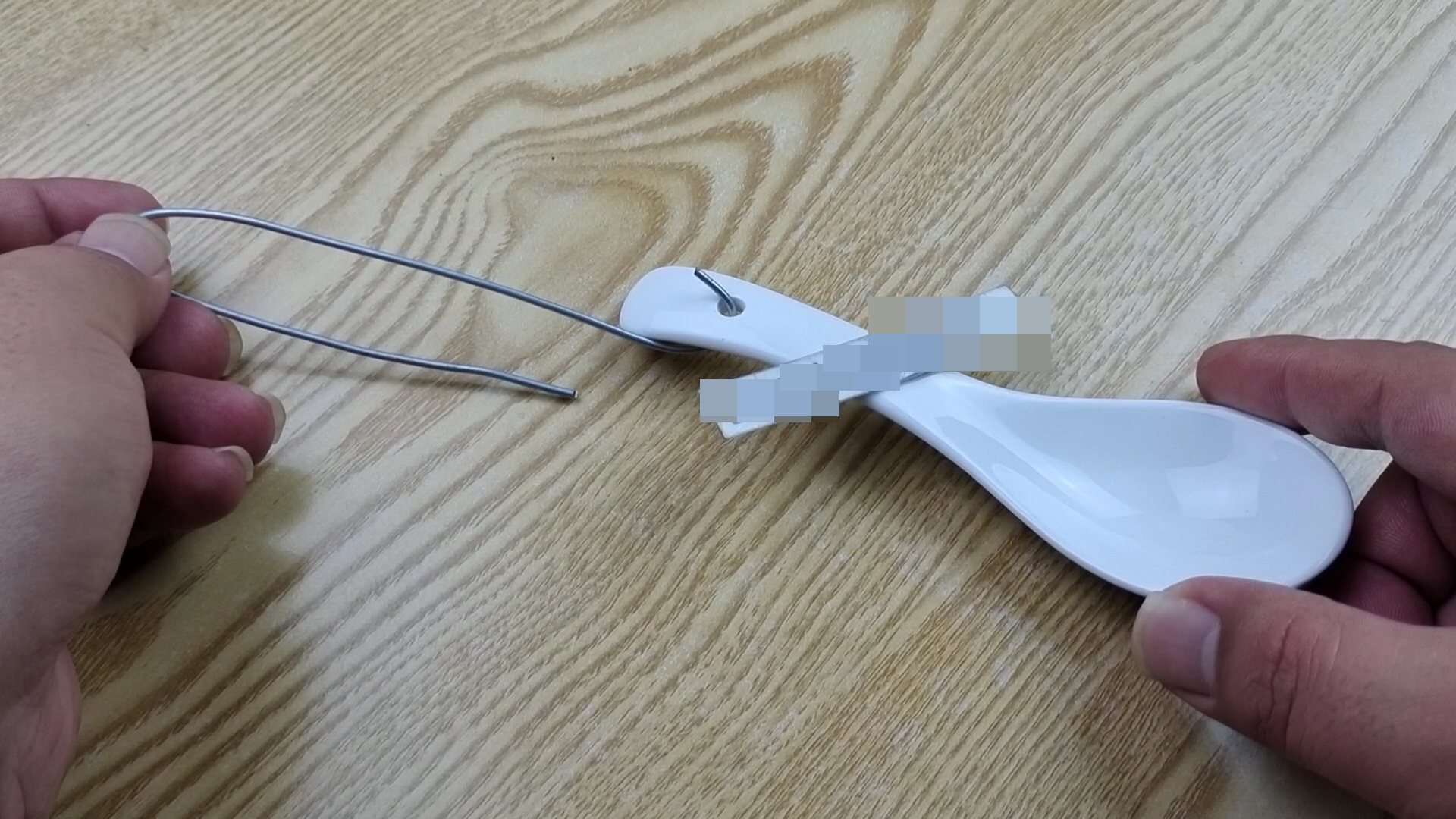 Tại sao lại có một lỗ nhỏ trên thìa sứ? Nhiều người dùng lâu nhưng chưa chắc đã biết-2