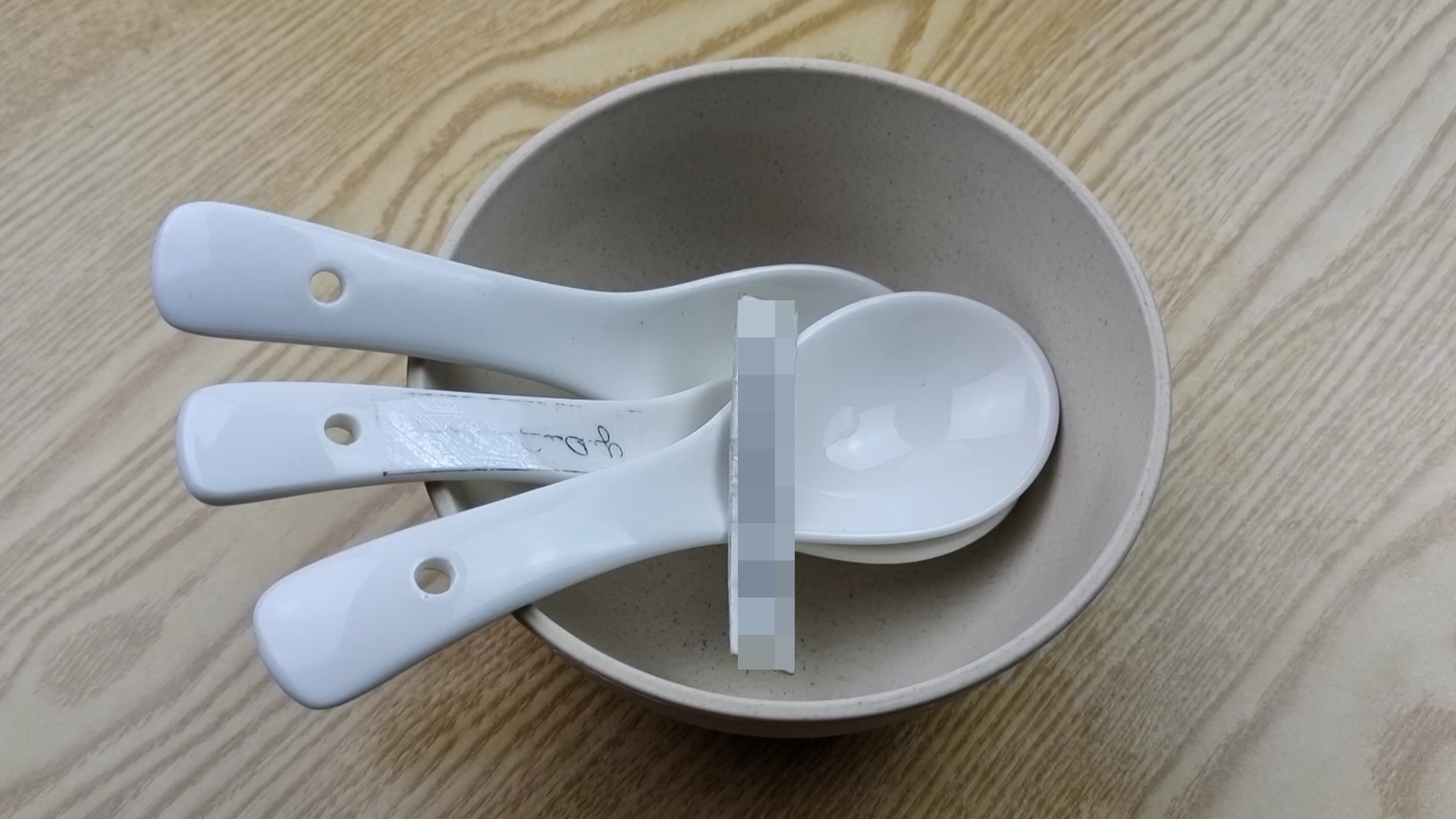 Tại sao lại có một lỗ nhỏ trên thìa sứ? Nhiều người dùng lâu nhưng chưa chắc đã biết-3