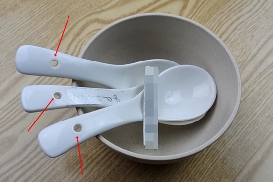 Tại sao lại có một lỗ nhỏ trên thìa sứ? Nhiều người dùng lâu nhưng chưa chắc đã biết