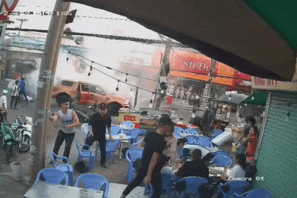 Xe chở pin điện thoại bốc cháy trên đường phố TP Thủ Đức